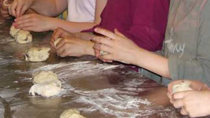 Kinderhände, die Teig bearbeiten, auf dem Tisch viel Mehl (Quelle: rbb/OHRENBÄR/Maike van Helt)